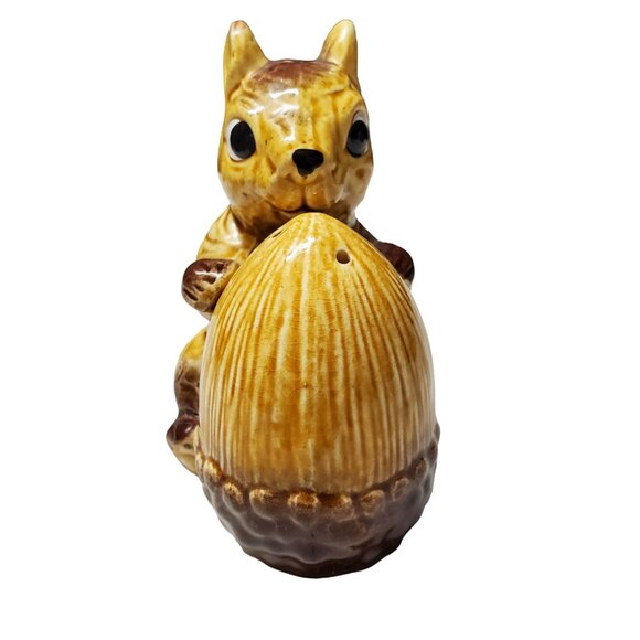 Vintage Squirrel Hugging Acorn Nut Salt and Pepper Shakers Decor Made in Japan - Picture 15 of 15